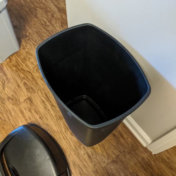 Garbage can - Picture 3 of 4